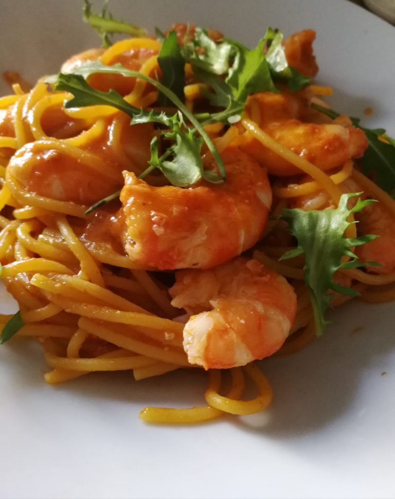 Makaron z czerwonym pesto i krewetkami