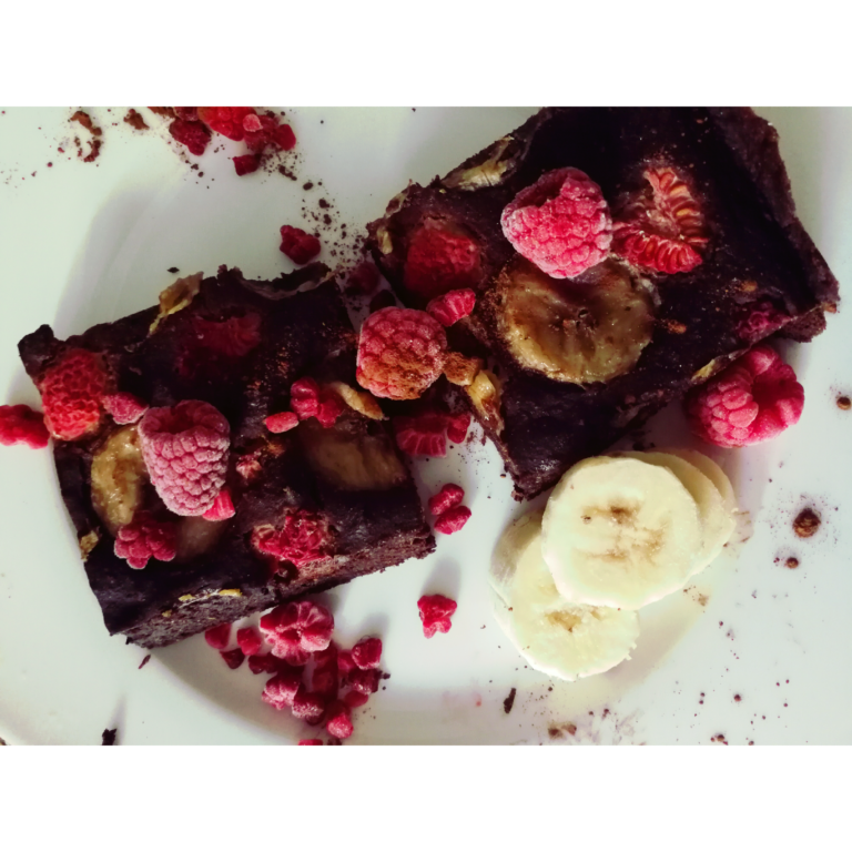 Ciasto bananowe z malinami-bez glutenu, bez jajek i bez mleka
