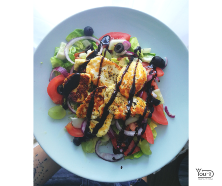 GRECKA SAŁATA Z GRILLOWANYM HALLOUMI